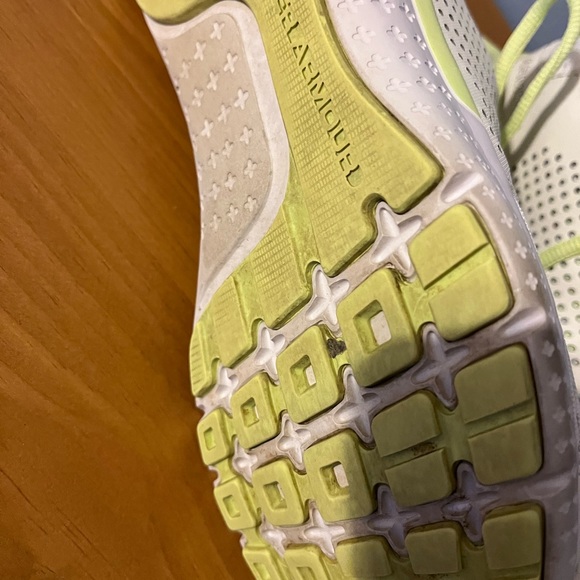 Woman’s size 7 under armour shoes - Picture 6 of 10